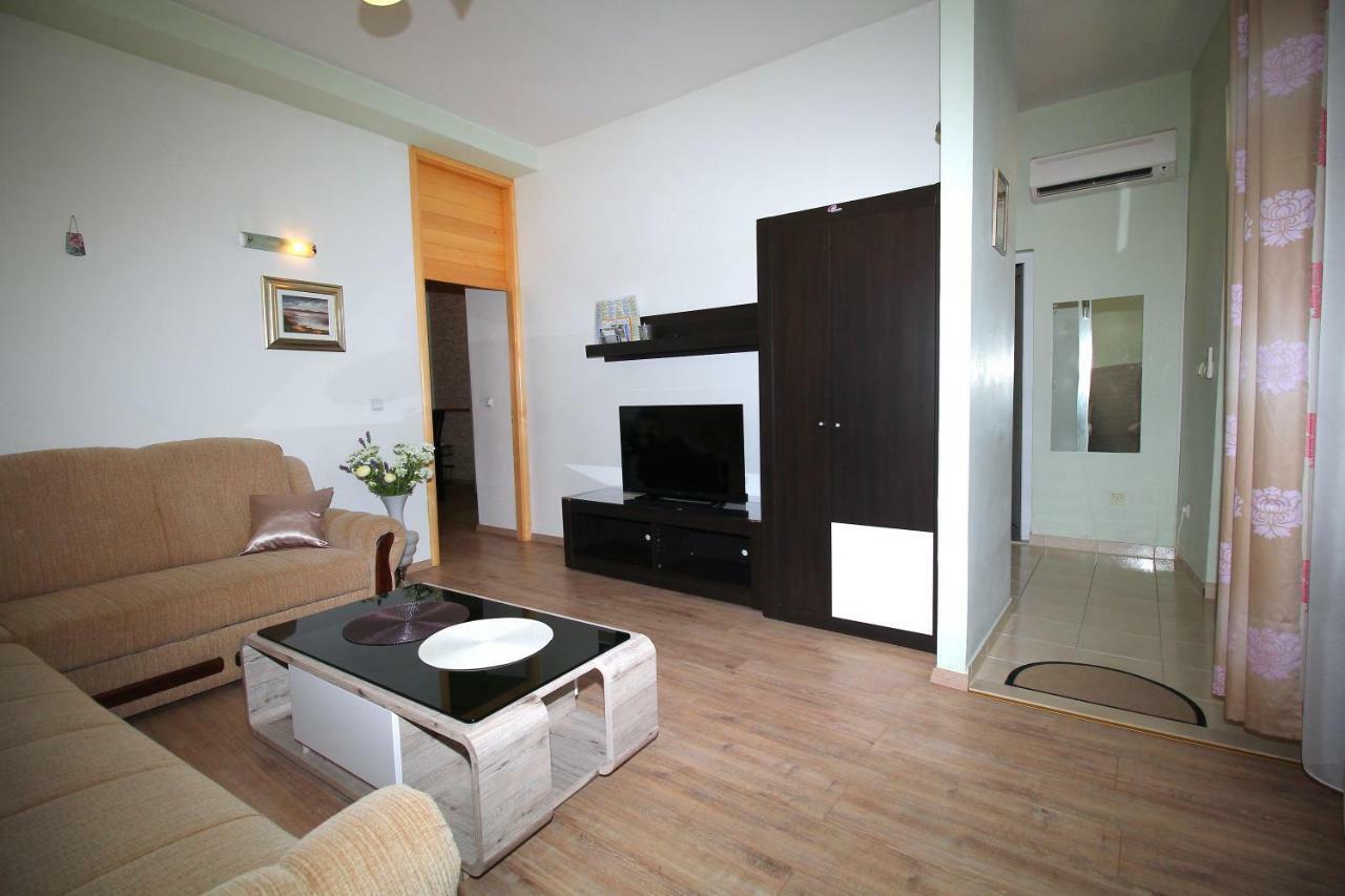 J&i Apartment Split